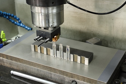 Manufacturing level of precision mold components
