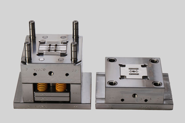 three-plate mold