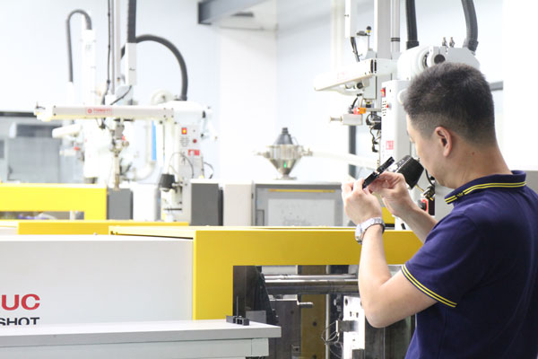 controlling mold temperature when injection molding