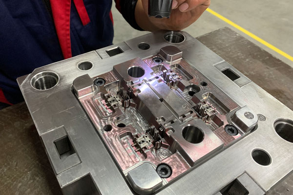 automatic thread unscrewing molds