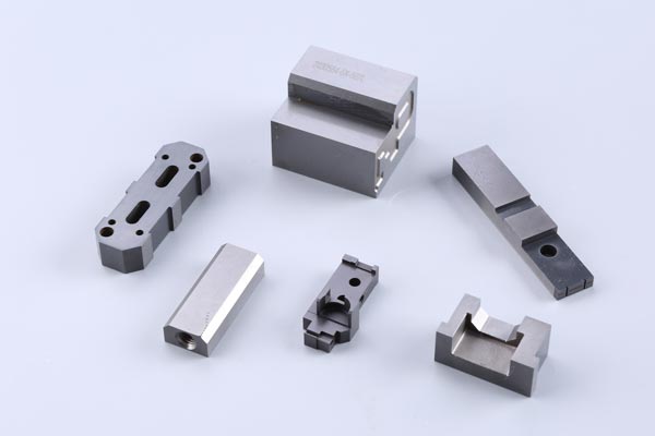 Wear-resistant plate processing