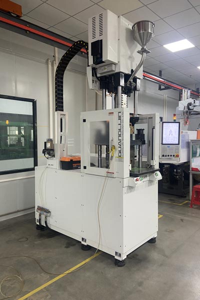 vertical injection molding machine