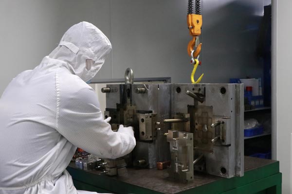 plastic mold assembly