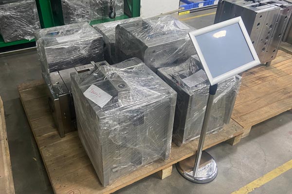 Plastic mold packaging